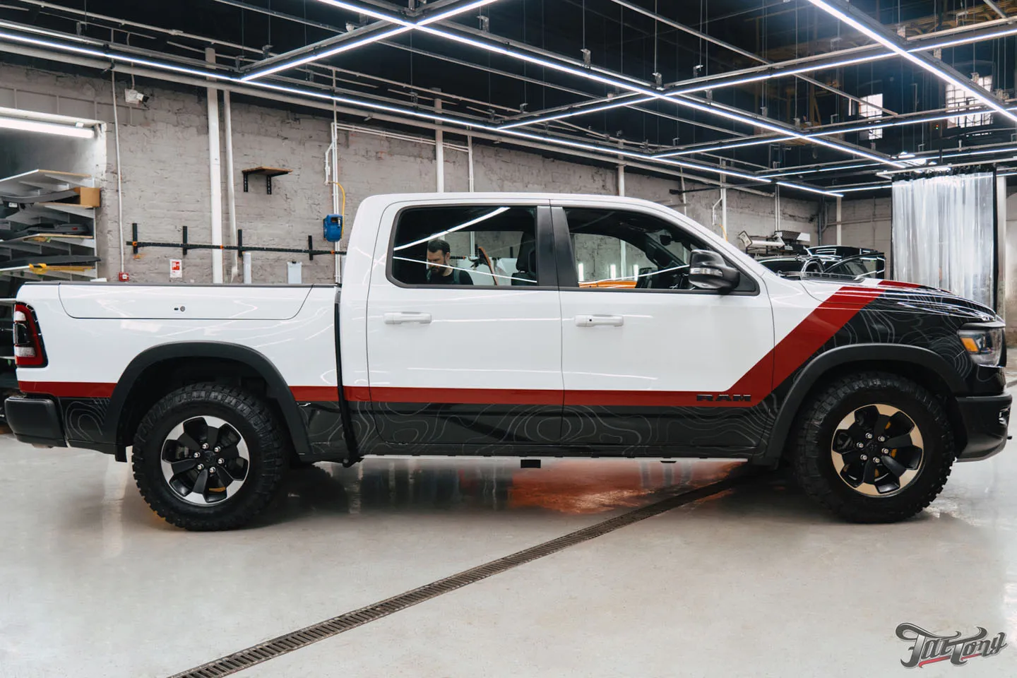 Разработали дизайн для RAM 1500 Rebel и оклеили его в винилографию и полиуретан!